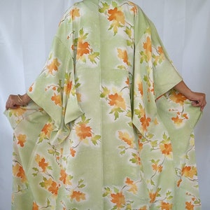 Vintage Grüner Seiden Kimono Robe - Japanisches Ahornblatt Momiji Muster - Herbst Kimono für Frauen Größe S - Retro Loungewear oder Sammler Kunst