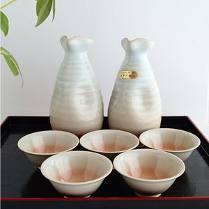 Vintage Hagi Yaki Sake Set – 2 Tokkuri Bottles & 5 Guinomi Cups – Tenchōzan Kiln – Handmade Ceramic Sake Cups - Wabi Sabi Home Decor
