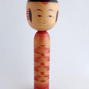 Vintage Japanese Kokeshi Doll by Eiichi Kokubun – Traditional Yajirō Style – Hand-Painted Red and Natural Wood – 30cm Signed Folk Art