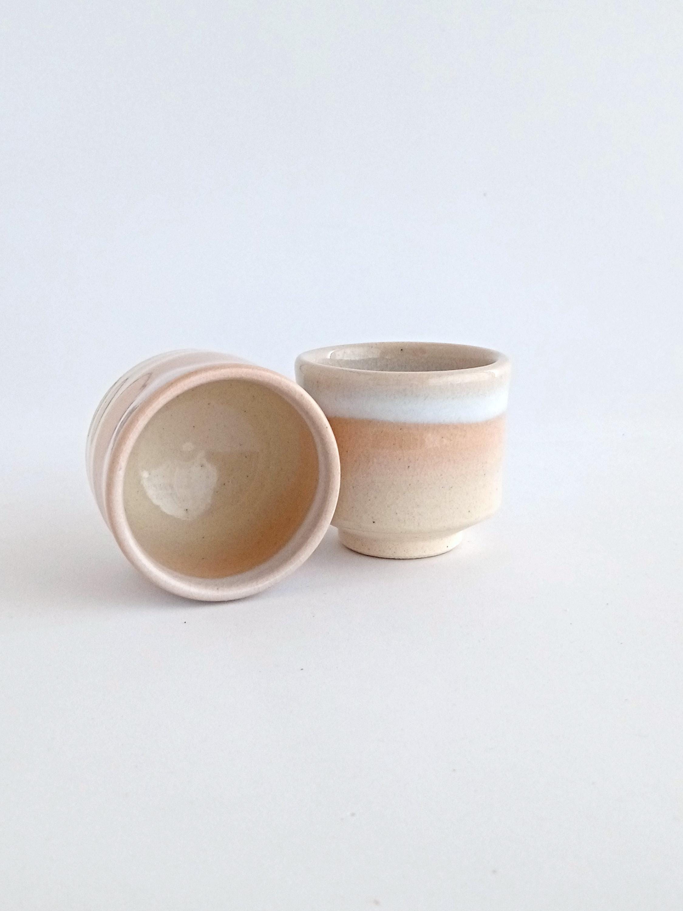 ヴィンテージ日本の陶磁器酒器セット: 萩焼 – 竹里窯 – 手作りの徳利と 