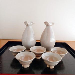 Vintage Hagi Yaki Sake Set – 2 Tokkuri Bottles & 5 Guinomi Cups – Japanese Pottery with Wooden Box – Handmade Ceramic Sake Cups
