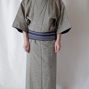 Vintage Men&#39;s Tsumugi Silk Kimono in Gray - Slim Fit Lined Kimono - 1980s Japanese Kimono Robe - Wabi Sabi Aesthetic - Rare Size S