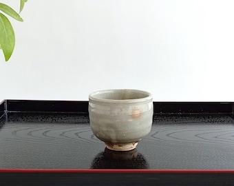 陶器 丸型器 木箱付き　萩焼 陶磁器 - ヴィンテージ萩焼 酒器、淡いオレンジ色のぐい呑み、木箱