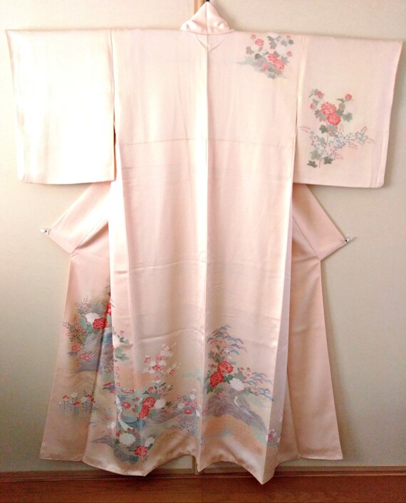 Vintage Japanese kimono soft pink silk kimono scen