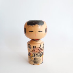 Vintage Japanese Kokeshi Doll – Hand-Painted Temple Scene – 12cm Folk Art Wooden Doll – Creative Kokeshi from Nagano – Japanese Gift Idea