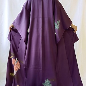 Kimono japonais en soie violet pour femme - peignoir tsukesage vintage avec interprète nô et motif pin