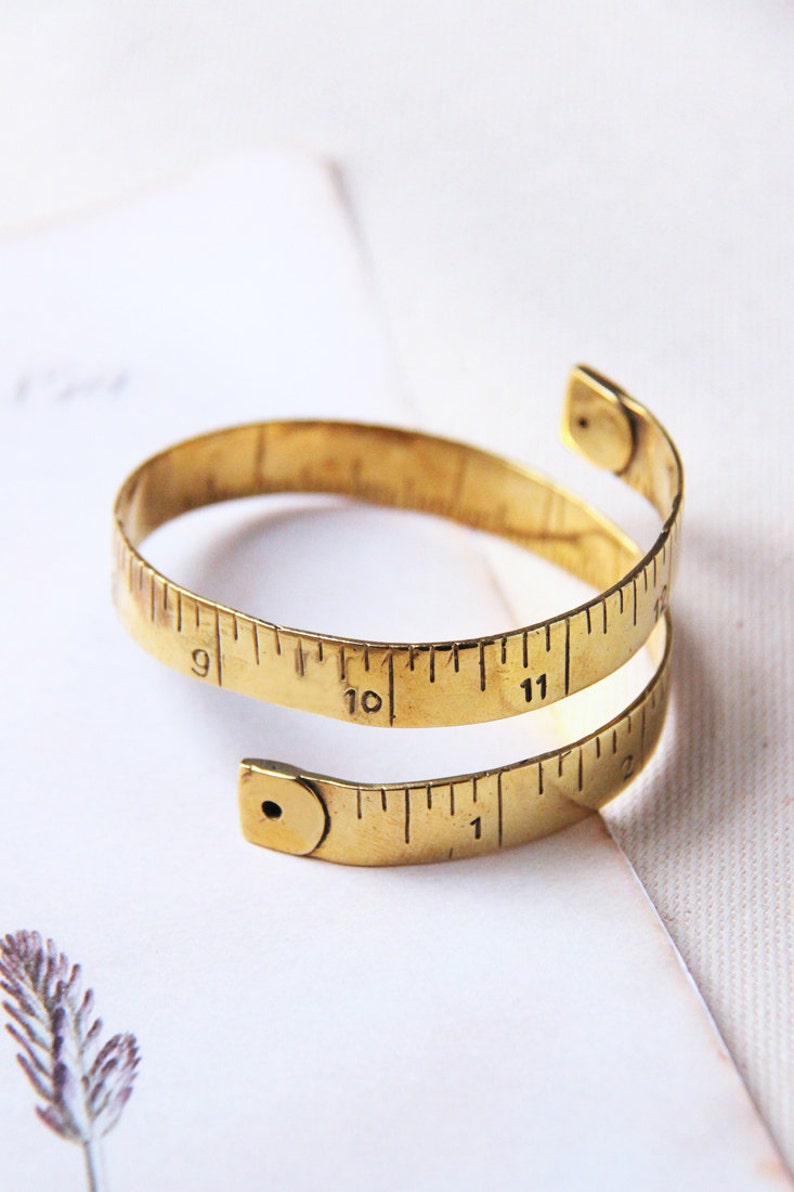 Bracelet-jonc mètre ruban en or, manchette mètre ruban en or, bracelet mètre ruban en or, menottes mètre ruban texturé or, manchette ruban gradué image 2