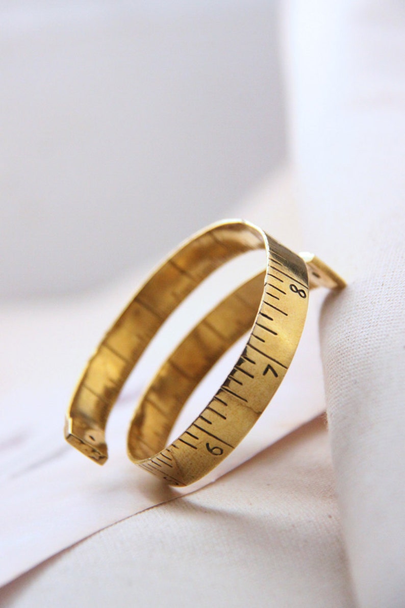 Bracelet-jonc mètre ruban en or, manchette mètre ruban en or, bracelet mètre ruban en or, menottes mètre ruban texturé or, manchette ruban gradué image 4