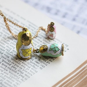 Charm Dolls Necklace, Babushka dolls pendant, three colored dolls necklace