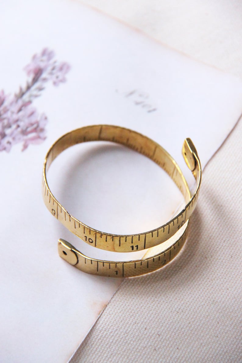 Bracelet-jonc mètre ruban en or, manchette mètre ruban en or, bracelet mètre ruban en or, menottes mètre ruban texturé or, manchette ruban gradué image 3