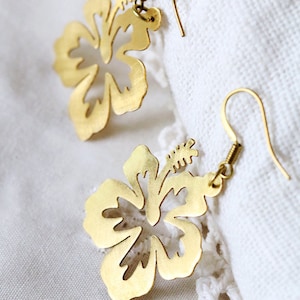 Pendientes de alambre de flores / Pendientes de hibisco Diseño original y elaborado por Linen Jewelry.