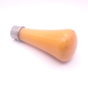 Könnte beinhalten: Ein hellorangefarbener Holzgriff mit einer silbernen Metallkappe. Der Griff hat eine glatte, abgerundete Form und scheint ein Werkzeuggriff zu sein. Der Griff ist vor einem weißen Hintergrund platziert.