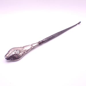 Antique Button Shoe Lace Hook Cherub Angel Repousse Handle Sterling Silver Chester 1905
