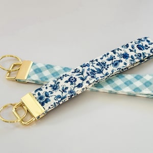 Pulsera con llavero con flores azules, llavero con cuadros escoceses, llavero de pulsera dorado, llavero de pulsera, regalo de auto nuevo, regalo para ella, llaveros de tela