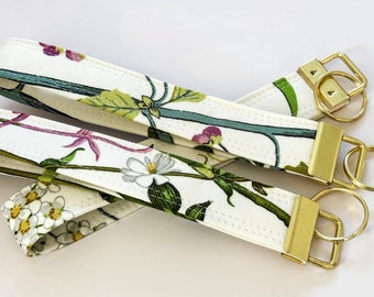 Ballard Designs Isabella Schlüsselanhänger, Gold Schlüsselanhänger Armband, Schlüsselanhänger Armband, neues Auto Geschenk, Floral Schlüsselanhänger, Geschenk für Sie, Stoff Schlüsselanhänger