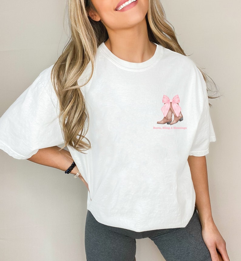 Bachelorette Pink Cowgirl Boot Crewneck Tee Shirt, Best Friend Gift, Minimalist Preppy Pink Bow Shirt for Her, Grandmillenial Style Tshirt zdjęcie 1