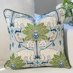Funda de cojín tropical Happy Jaguar para interior y exterior / Decoración estilo chinoiserie Grandmillennial