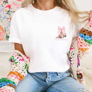 Bachelorette Pink Cowgirl Boot Crewneck Tee Shirt, Best Friend Gift, Minimalist Preppy Pink Bow Shirt for Her, Grandmillenial Style Tshirt zdjęcie 2