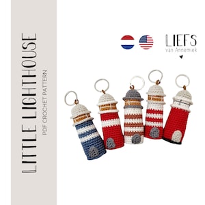 Può includere: Cinque portachiavi a forma di faro realizzati a uncinetto in diverse combinazioni di colori. I portachiavi sono rosso, bianco, blu e marrone. I portachiavi sono appesi ad anelli portachiavi argentati. Il testo "Little Lighthouse PDF Crochet Pattern" è sul lato sinistro dell'immagine. Il testo "Liefs van Annemiek" è sul lato destro dell'immagine. L'immagine include anche le bandiere dei Paesi Bassi e degli Stati Uniti.