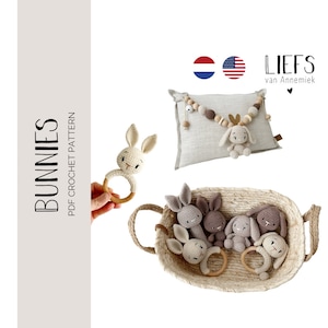 以下が含まれることがあります： 籐のバスケットに入った、かぎ針編みで作ったウサギのぬいぐるみセット。ウサギは、茶色とベージュの様々な色合いです。木製の輪が付いた、かぎ針編みで作ったウサギのガラガラもあります。画像には、「BUNNIES PDF CROCHET PATTERN」と「LIEFS van Annemiek」のテキストが含まれています。