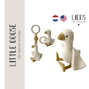 Op de afbeelding: Een haakpatroon voor een klein ganzen speelgoed. Het patroon bevat instructies voor het maken van een gans met een houten ring en kralen. Het patroon is beschikbaar in PDF-formaat. De afbeelding toont een witte gehaakte gans met een gele snavel en poten. De tekst "Little Goose" en "PDF Crochet Pattern" staat aan de linkerkant van de afbeelding. De tekst "Liefs van Annemieck" staat aan de rechterkant van de afbeelding.