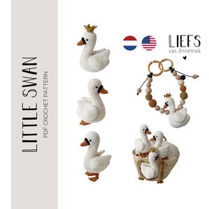 Puede incluir: Un patrón de crochet para un pequeño cisne, con un cisne blanco con una corona dorada, un cisne blanco con un pico marrón, un cisne blanco con un pico marrón en una cesta y un cisne blanco con un pico marrón en un anillo de madera con cuentas marrones y naranjas.