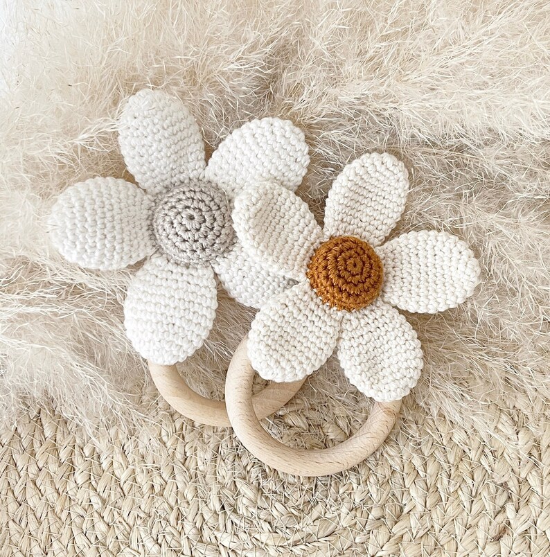 PDF haakpatroon Margriet rammelaar Haakpatroon bloem rammelaar en/of speenkoord ENG en NL Amigurumi haak Madelief afbeelding 3