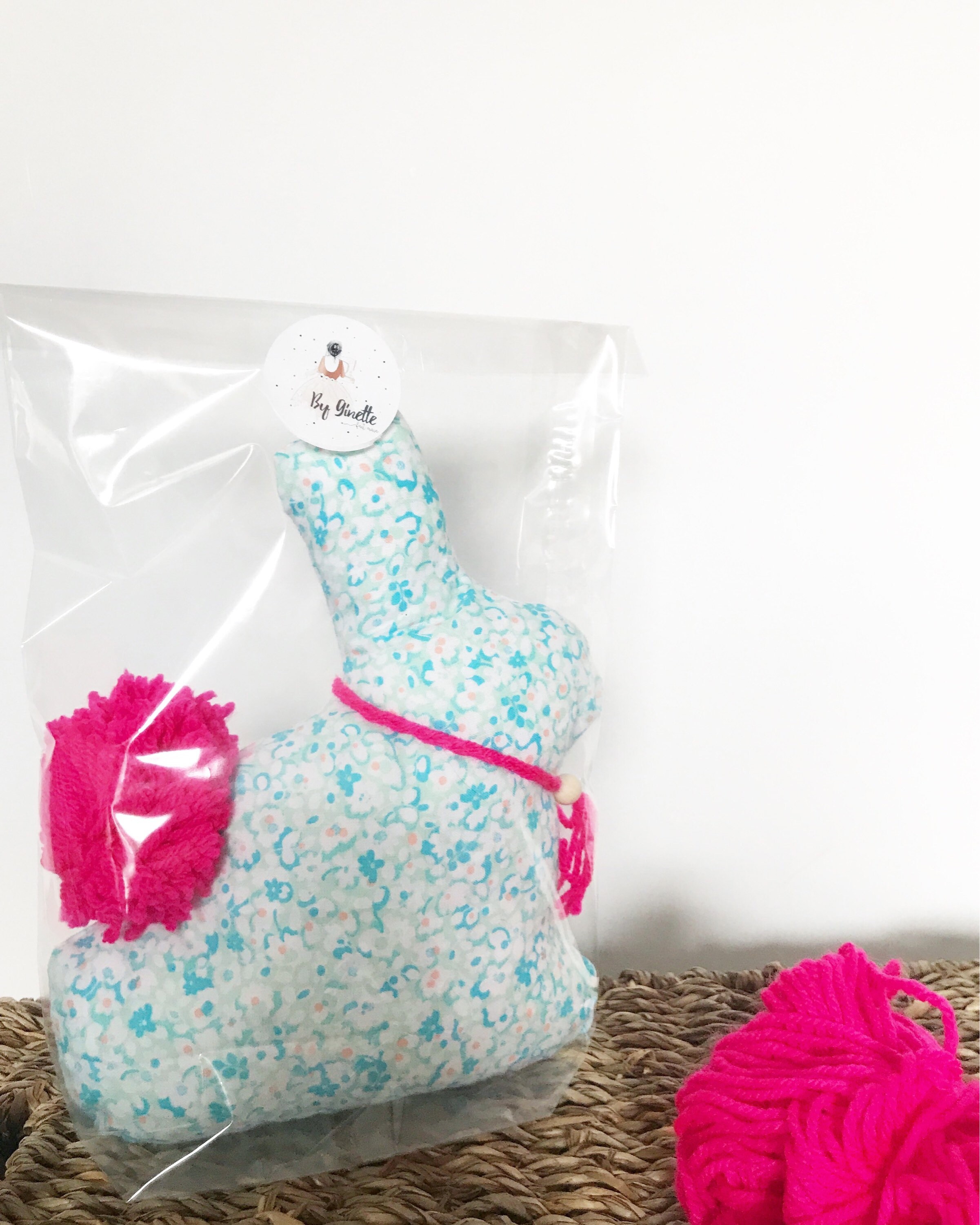 Coussin Déco Pan-Pan. en Forme de Lapinou. Pompons. Décoration. Tissus Coton