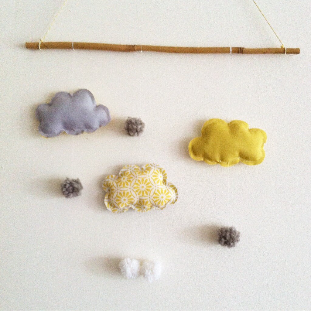 Mobile d'éveil. Mobile Ludique. Forme Nuage et Pompon. Accessoire Décoratif Pour Chambre d'enfant.