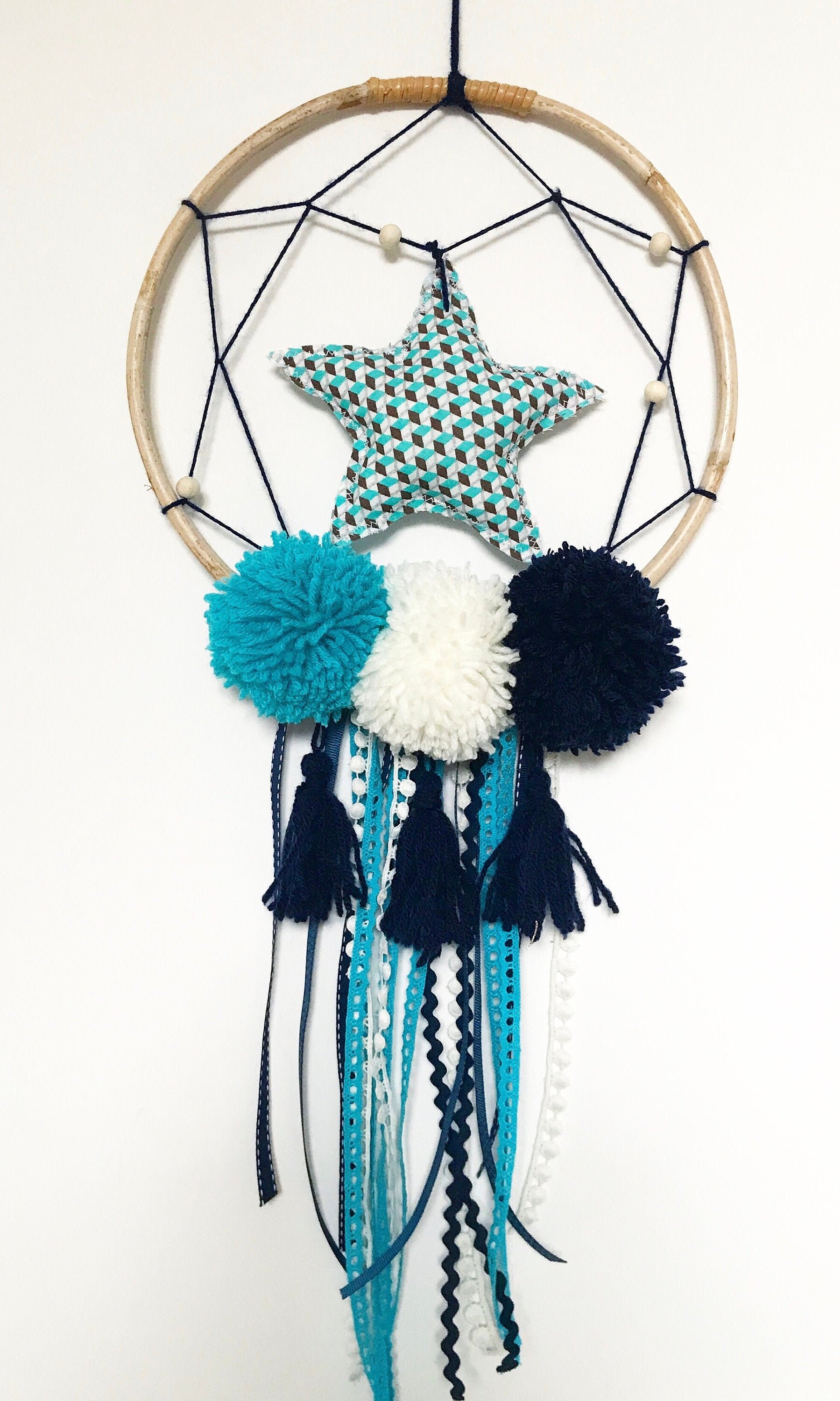 Attrape-Rêve Coline . Personnalisable. Catchdreams. Rubans. Dentelle. Pompons. Décoration Enfant Pou