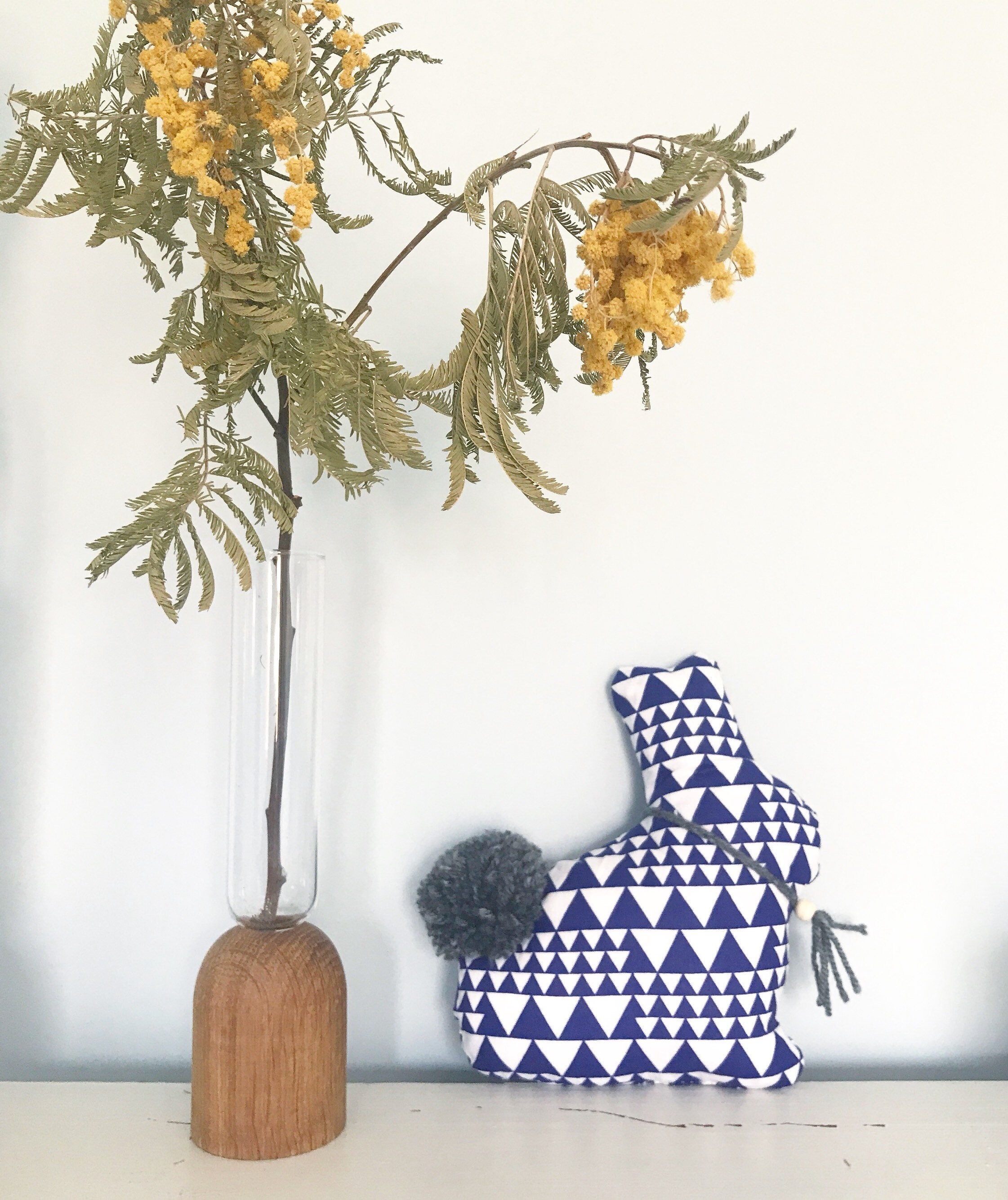 Coussin Déco Pan-Pan. en Forme de Lapinou. Pompons. Décoration. Tissus Coton