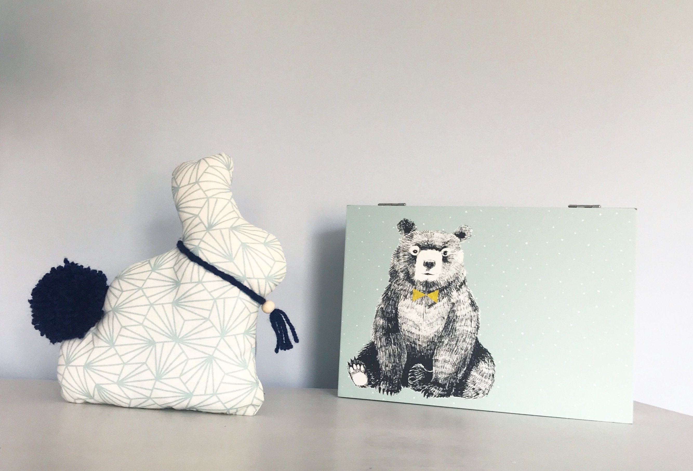 Coussin Déco Pan-Pan. en Forme de Lapinou. Pompons. Décoration. Tissus Coton