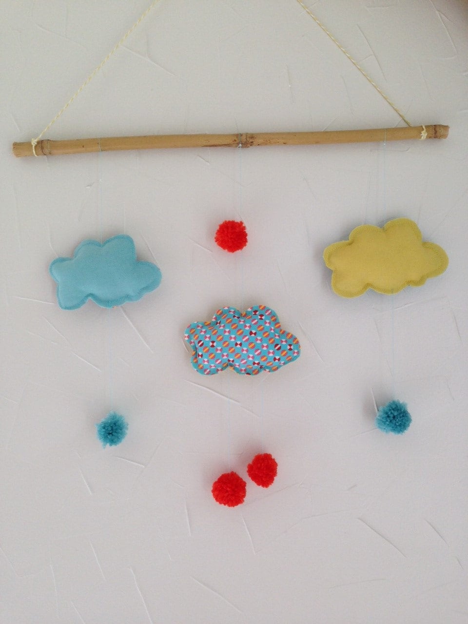 Mobile d'éveil. Mobile Ludique. Forme Nuage et Pompon. Accessoire Décoratif Pour Chambre d'enfant.