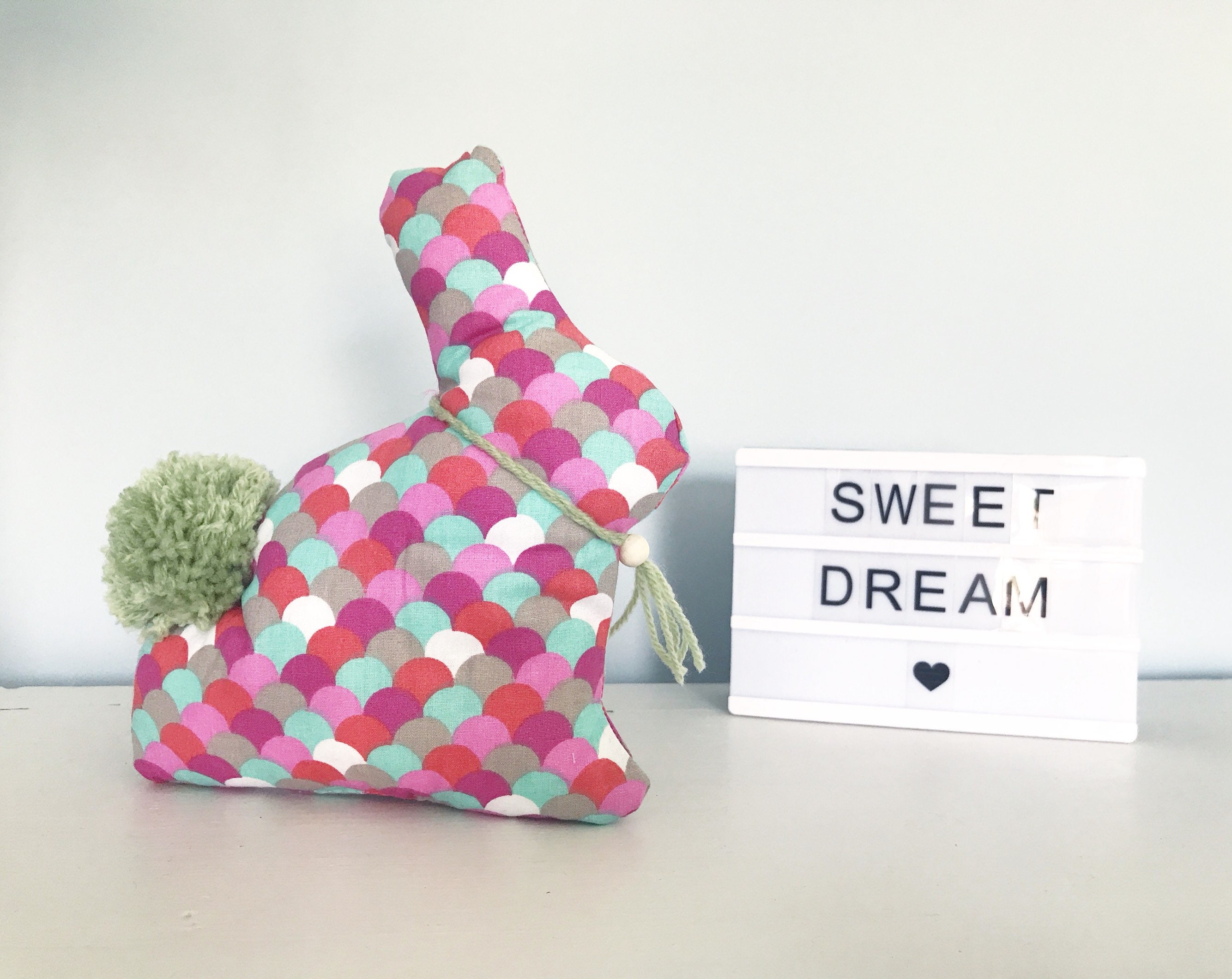 Coussin Déco Pan-Pan. en Forme de Lapinou. Pompons. Décoration. Tissus Coton