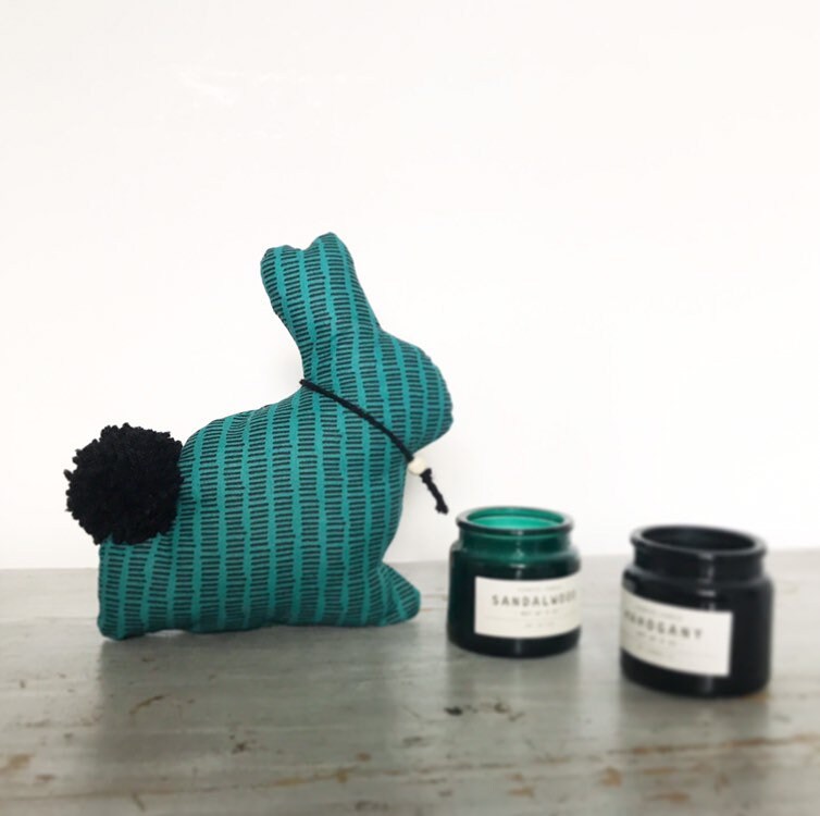 Coussin Déco Pan-Pan. en Forme de Lapinou. Pompons. Décoration. Tissus Coton