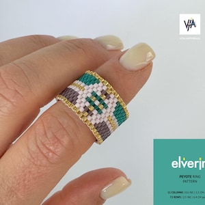 Könnte beinhalten: Ein Perlenring im Peyote-Muster mit türkisfarbenen, grauen und weißen geometrischen Designs und goldfarbenen Kanten. Der Ring wird auf einem Finger präsentiert. Das Bild enthält den Text "elverin" und Details zu den Abmessungen des Rings: 1,5 cm und 6,4 cm.