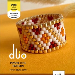 Puede incluir: Un anillo de cuentas con un patrón de puntada peyote, con cuentas doradas, blancas y tonos de rojo y naranja. El texto indica un "patrón de anillo peyote" y es "apto para principiantes".