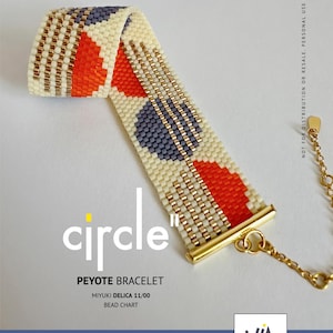 Può includere: Un braccialetto di perline con un motivo geometrico in tonalità arancio, grigio e bianco. Il braccialetto è realizzato con perline Miyuki Delica 11/00 e misura circa 13,4 cm di lunghezza. Il diagramma delle perline è incluso. Il braccialetto si chiama "circle".