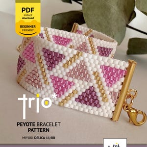 Op de afbeelding: Een kralen peyote armbandpatroon met een witte achtergrond en roze en gouden driehoekontwerp. Het patroon is beginnersvriendelijk en direct als PDF-download beschikbaar. De tekst "trio*" en "PEYOTE BRACELET PATTERN" zijn ook zichtbaar.