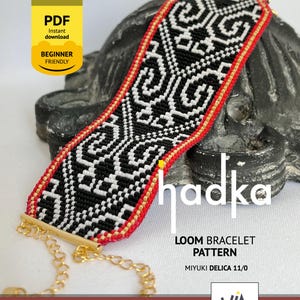 Peut inclure: Un modèle de bracelet tissé avec un motif géométrique noir et blanc, bordé de perles rouges et dorées. Le texte indique hadka LOOM BRACELET PATTERN MIYUKI DELICA 11/0. Le bracelet comporte des embouts en métal doré et une chaînette d'extension.