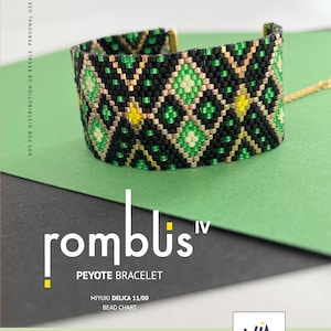 Könnte beinhalten: Ein Perlen-Peyote-Armband mit einem geometrischen Muster in Schwarz, Grün, Gold und Gelb. Das Armband ist 2,8 cm breit und 12,7 cm lang. Der Text "romblis IV PEYOTE BRACELET" ist sichtbar.