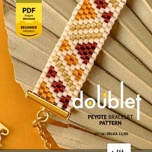 Peut inclure: Un bracelet de perles avec un motif géométrique en crème, or et bordeaux. Le bracelet est attaché à un fermoir doré. L'image comprend également le texte "PDF Téléchargement instantané DÉBUTANT AMICAL" et "doublet PEYOTE BRACELET PATTERN MIYUKI DELICA 11/00".