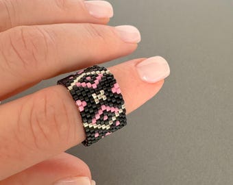 Peyote Ring Pattern, Miyuki Jewelry Pattern, Weaving Pattern of a Black Beaded Ring - Centrе