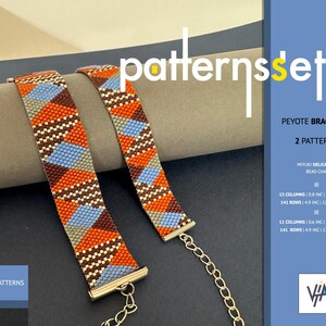 Peut inclure: Deux bracelets en point de peyote avec des motifs géométriques orange, marron, bleu et gris. Les bracelets sont reliés par une chaîne dorée. L'image comprend le texte : "patternsset", "PEYOTE BRACELETS", "2 PATTERNS", "MIYUKI DELICA 11/0", "BEAD CHART", "Bracelet", "15 COLUMNS (0.8 INC) 2.0 CM approx", "141 ROWS (4.9 INC) 12.5 CM approx", "Bracelet", "51 COLUMNS (0.6 INC) 11.5 CM approx", "141 ROWS (4.9 INC) 12.5 CM approx", "2 PATTERNS".