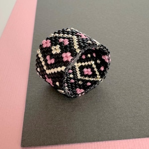 Odd Peyote Ring Pattern, Miyuki Delica Beading Pattern, DIY Black Beaded Ring - Circle