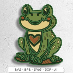 Puede incluir: Una rana de estilo caricatura en capas en tonos verdes, beige y marrón. La rana tiene forma de corazón en el pecho. La imagen incluye el texto "SVG - EPS - DWG - DXF - AI" en la parte inferior.