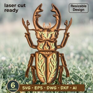 Op de afbeelding: Een meerlaags houten wandkunstwerk in de vorm van een vliegend hert, bestaande uit zes verschillende lagen met donkerbruine houten frames en lichtgroene accenten. Het ontwerp bevat de tekst laser cut ready, Resizable Design en 6 layers SVG - EPS - DWG - DXF - AI.