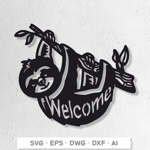 Könnte beinhalten: Schwarzes Metallschild mit einem Faultier, das an einem Ast hängt und das Wort "Welcome" trägt. Das Faultier lächelt und hält sich am Ast fest. Das Bild enthält den Text "SVG - EPS - DWG - DXF - AI".