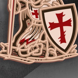 K&ouml;nnte beinhalten: Mehrschichtige Illustration eines Ritters in R&uuml;stung, der einen Speer und einen Schild h&auml;lt. Der Schild zeigt ein rotes Kreuz auf cremefarbenem Hintergrund, die R&uuml;stung des Ritters in Braun- und Cremet&ouml;nen. Der Hintergrund ist dunkelgrau.