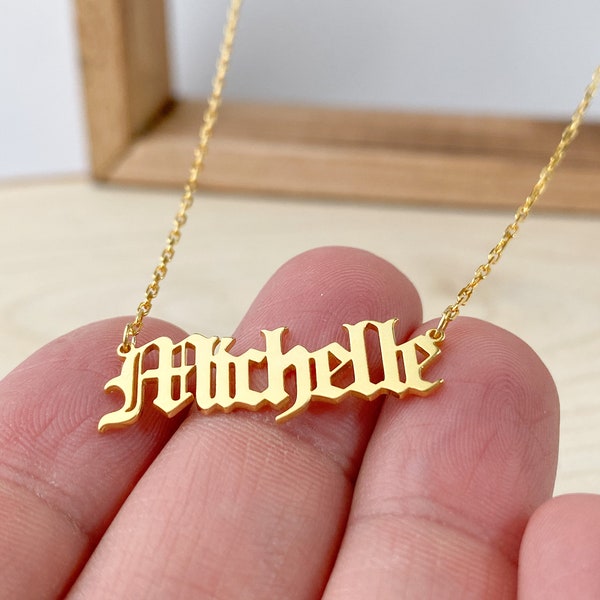 Collar personalizado con nombre en inglés antiguo, collar con placa de identificación de estilo gótico. Colgante con letra gótica en inglés antiguo, joyería personalizada.